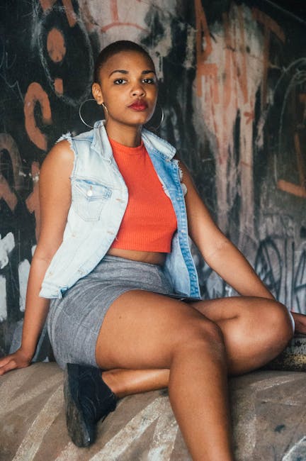 Om făcând yoga pe o terasă cu vedere la munți în zori