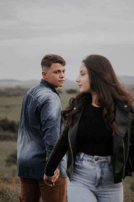 Mâini care plantează o răsad într-un ghiveci cu pământ